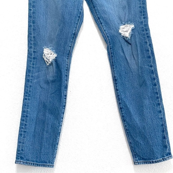 Levi's Premium Woman Wedge Distress Ripped Denim Jeans Size 26 - Picture 3 of 16